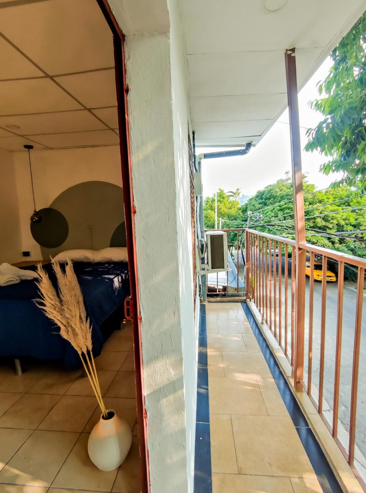 Hotel Friendly House Santa Tecla Esterno foto